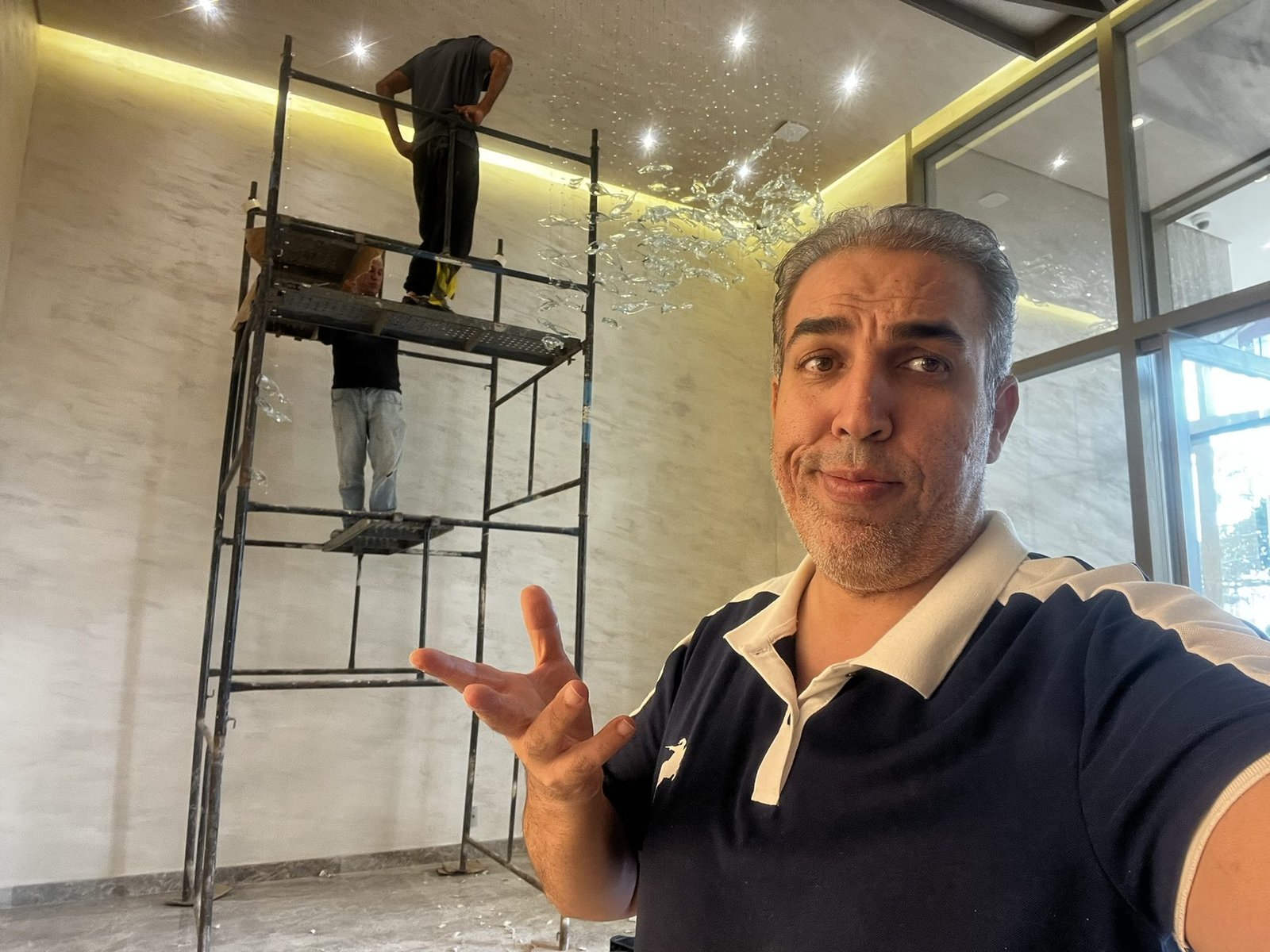 Cyrela Oscar Freire 1560 — Chuva de Cristal Âmbar — Fundador acompanhando a instalação em obra