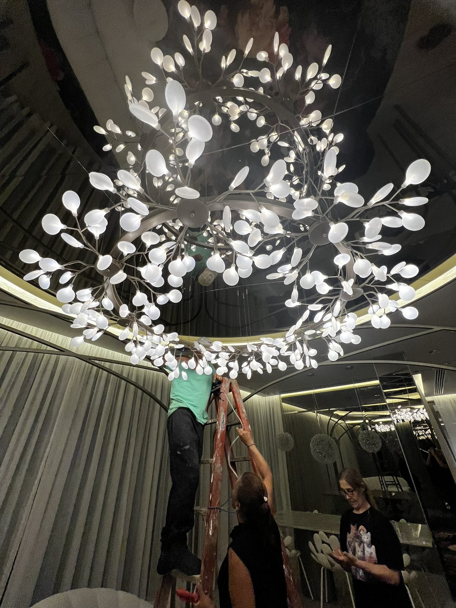 Cyrela Oscar Freire 1560 — Lustre em Anel de Folhas Iluminadas — Instalação do lustre em anel de folhas iluminadas