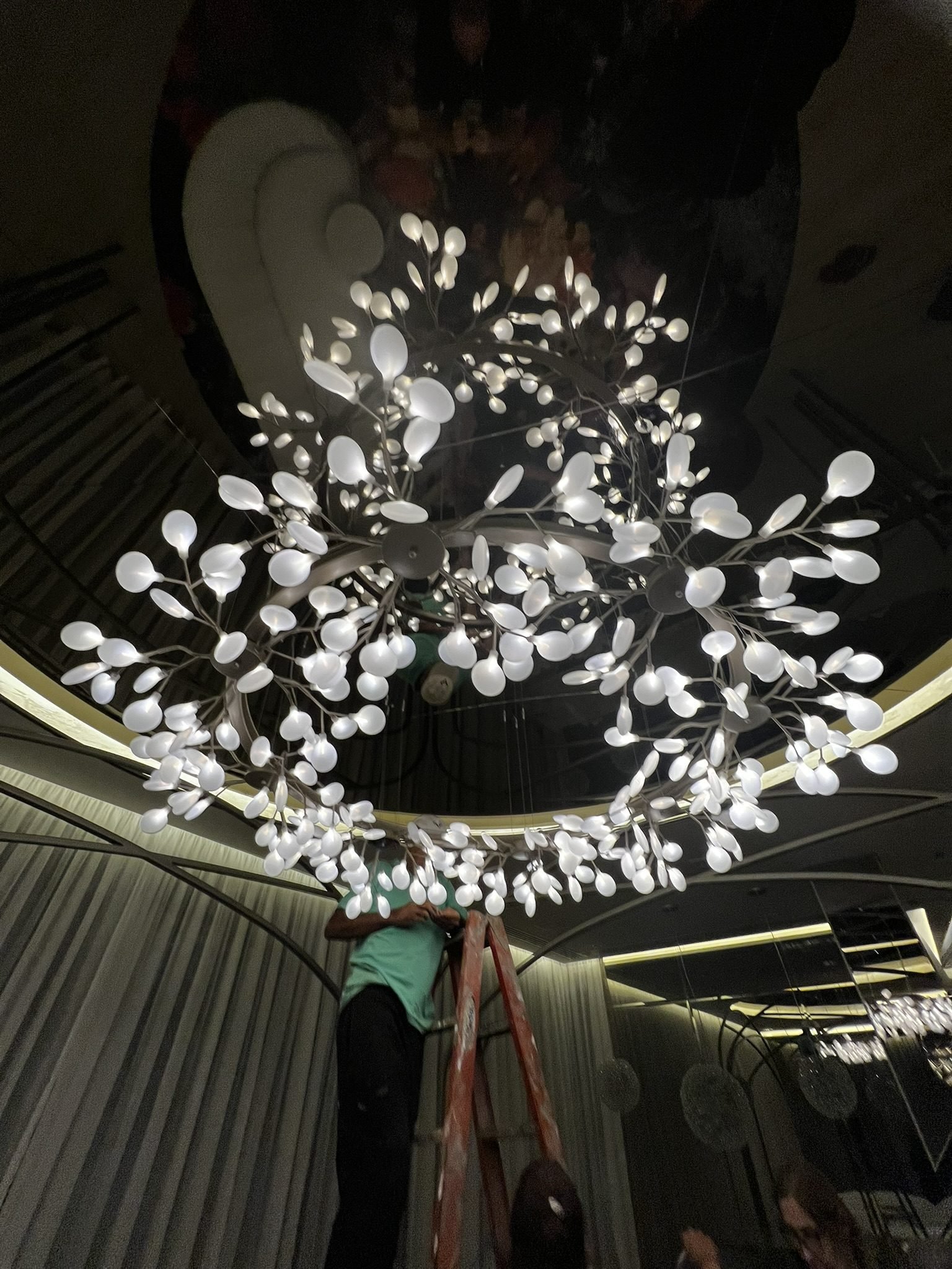 Cyrela Oscar Freire 1560 — Lustre em Anel de Folhas Iluminadas — Montagem do lustre em anel de folhas iluminadas
