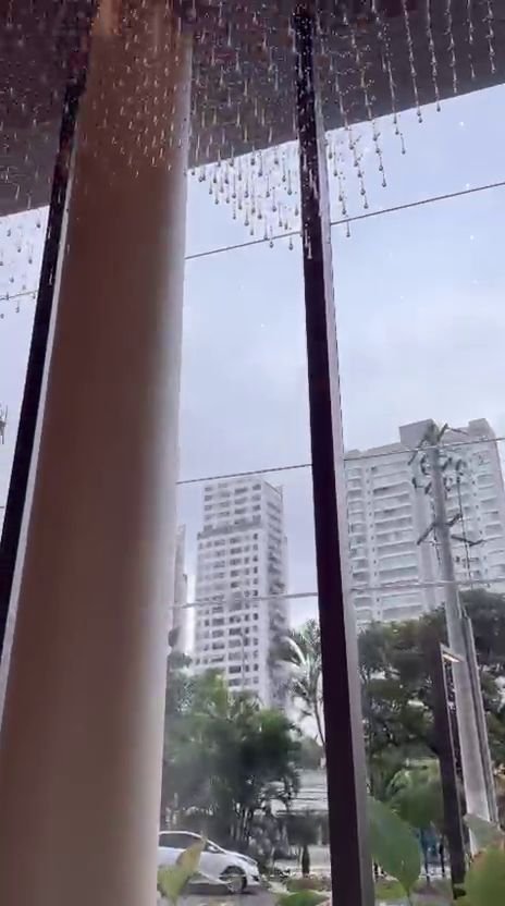 Cyrela Eden Park — Cascata de Cristal na Vidraçaria — vídeo