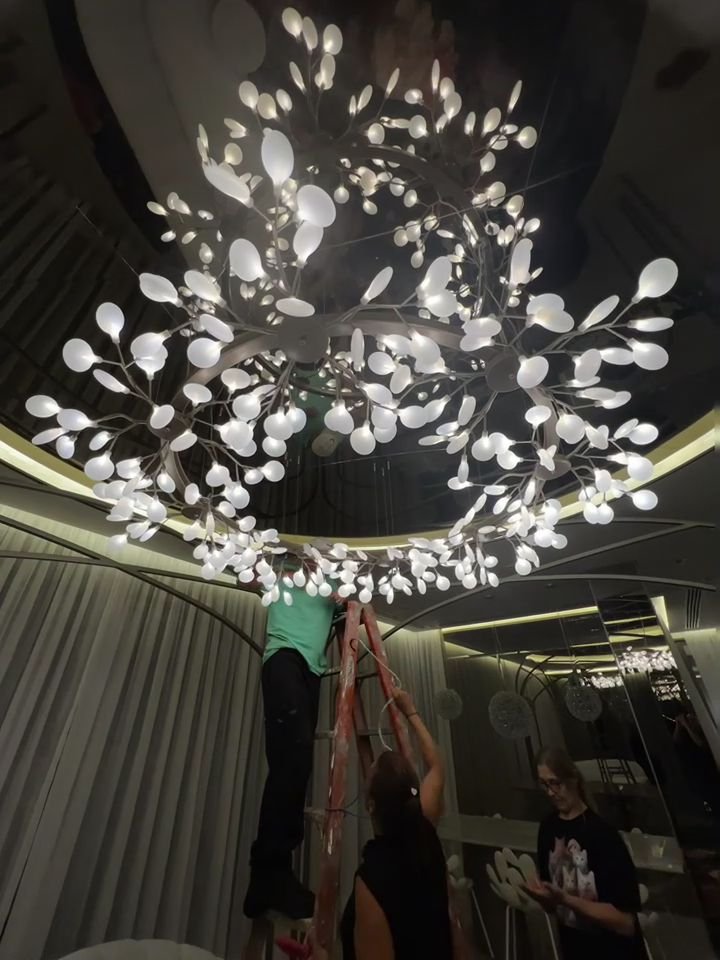 Cyrela Oscar Freire 1560 — Lustre em Anel de Folhas Iluminadas — vídeo