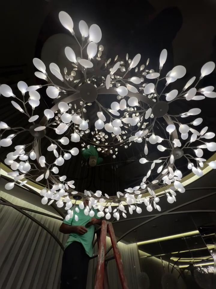 Cyrela Oscar Freire 1560 — Lustre em Anel de Folhas Iluminadas — vídeo