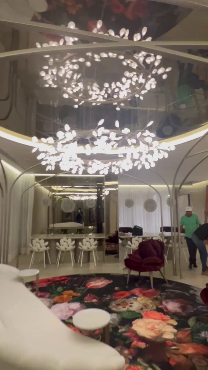 Cyrela Oscar Freire 1560 — Lustre em Anel de Folhas Iluminadas — vídeo