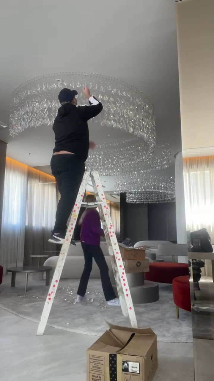 Maison Cyrela Perdizes — Trio de Lustres Cilíndricos em Veludo Preto e Cristal — vídeo