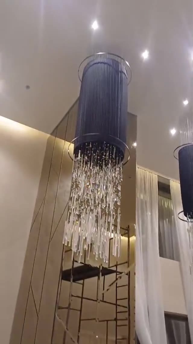 Maison Cyrela Perdizes — Trio de Lustres Cilíndricos em Veludo Preto e Cristal — vídeo
